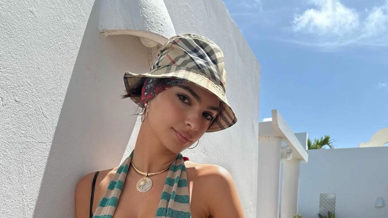 Emily Ratajkowski ose l’imprimé le plus sensuel de l’été en vintage