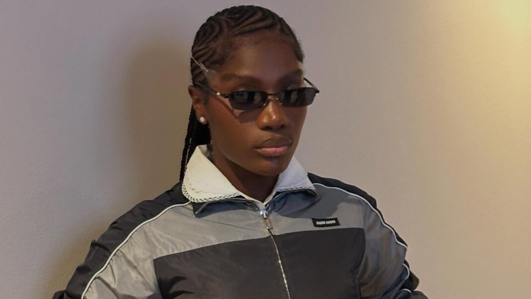 Cette rappeuse colle du scotch sur son visage pour sa mise en beauté