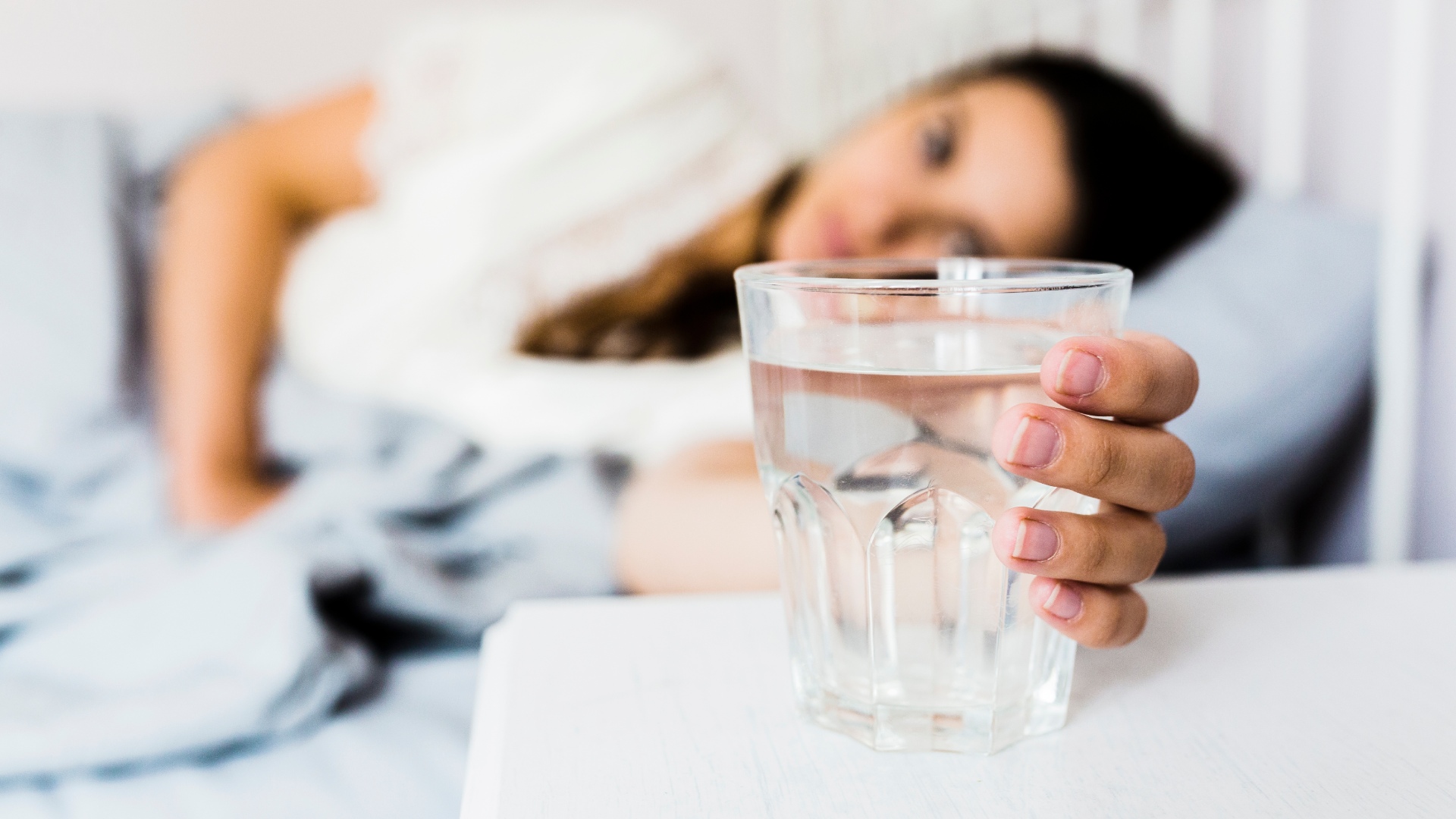 Dormir verre d'eau à côté du lit mauvais
