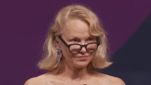 "Je ne suis pas à l’aise" : Pamela Anderson revient sur sa vie