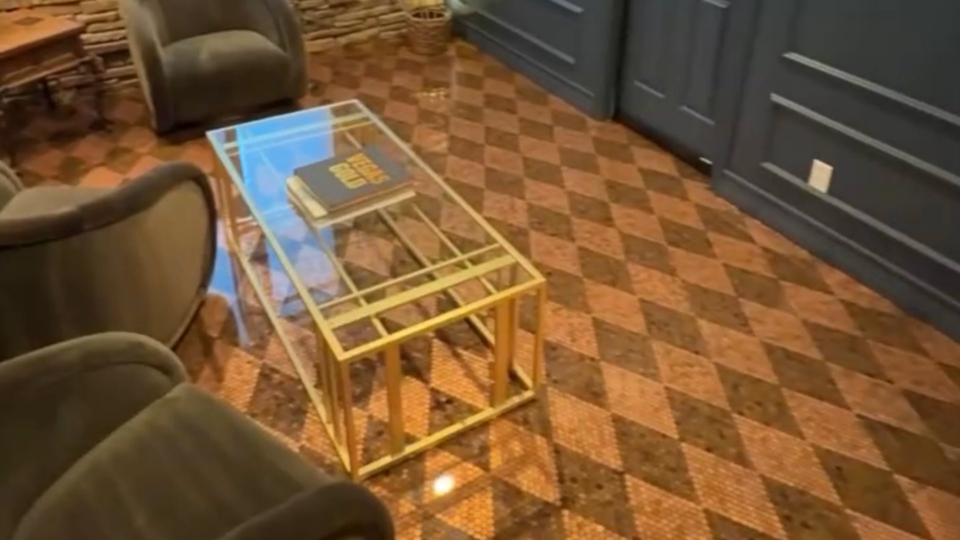 pièces jaunes sol maison