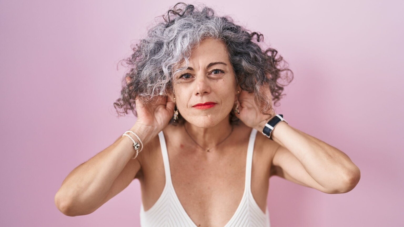 Ce retour au naturel qui révèle toute la puissance des cheveux poivre