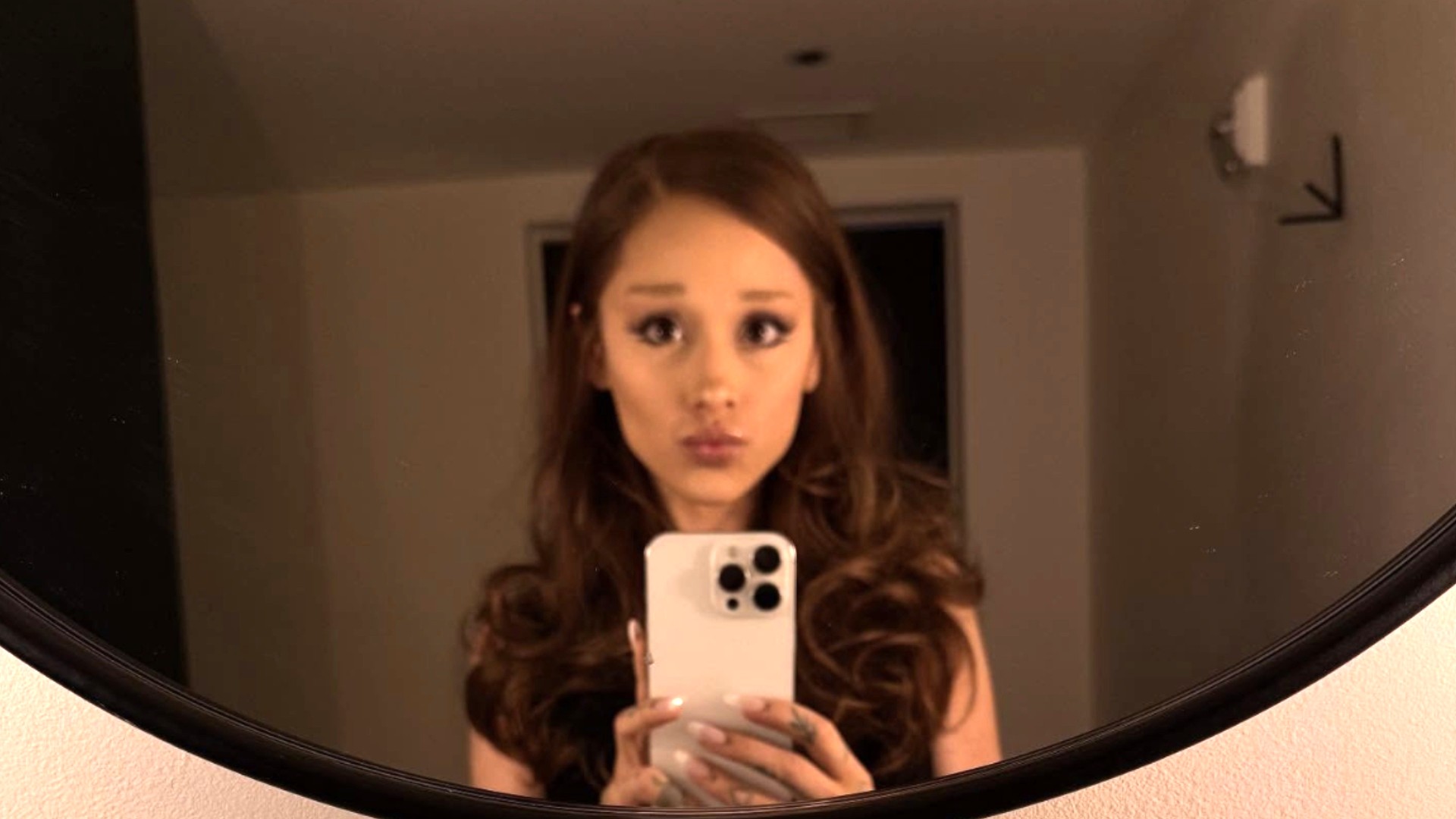 Ariana Grande abandonne ses cheveux blonds pour un retour très remarqué