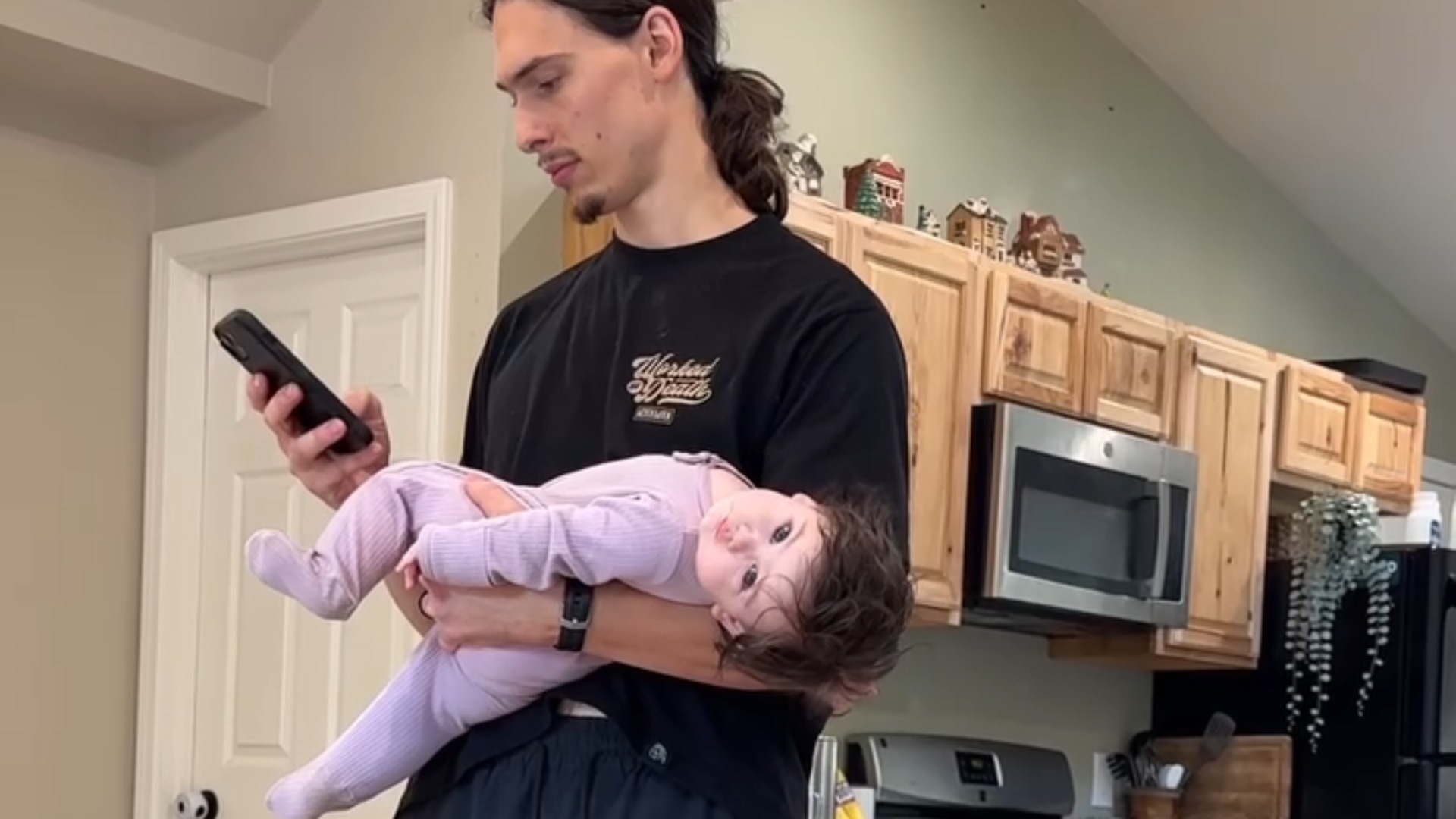 Bébé plus calme bras papa