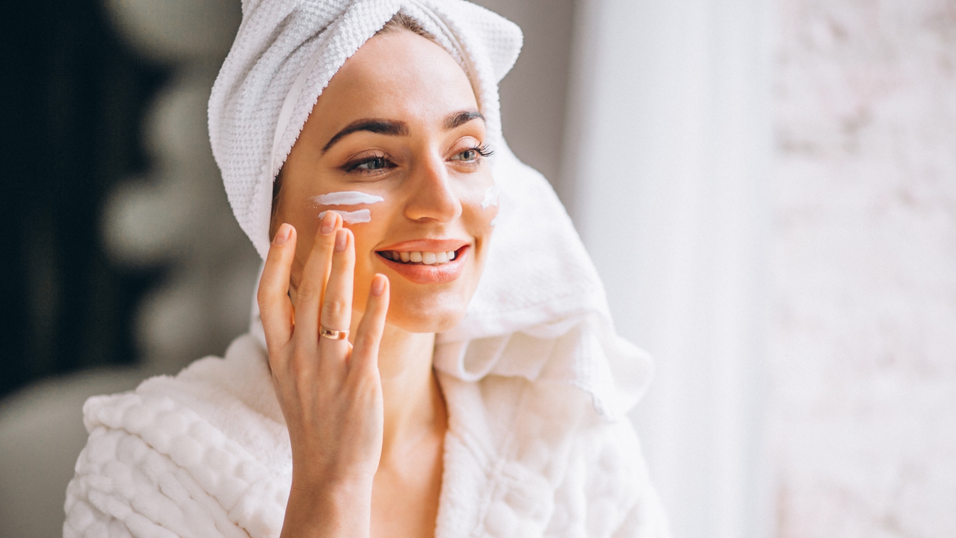 Cette erreur maquillage courante pourrait abîmer la lumière naturelle de votre peau