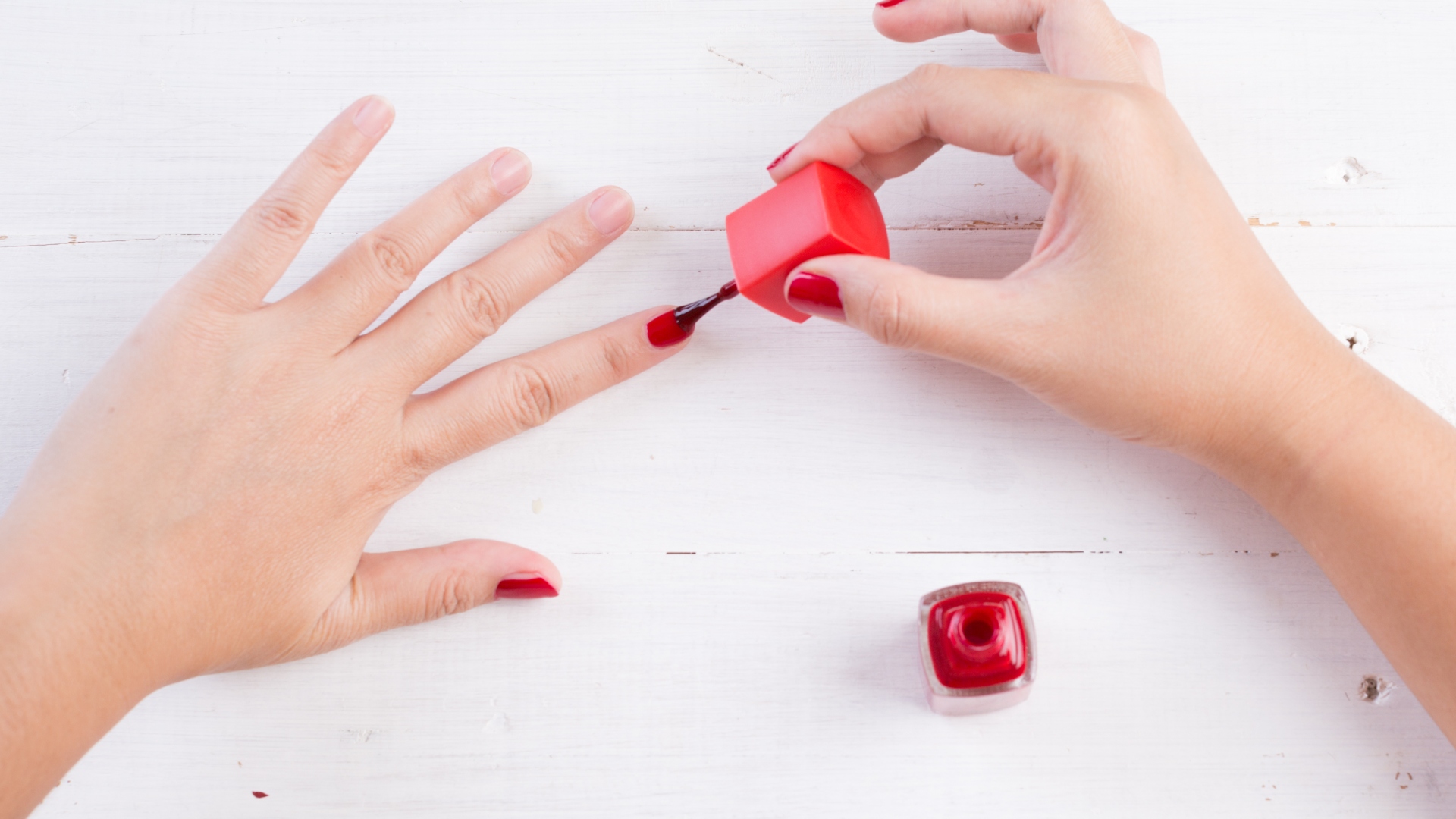 Cette nuance de rouge sublime toutes les mains cet automne