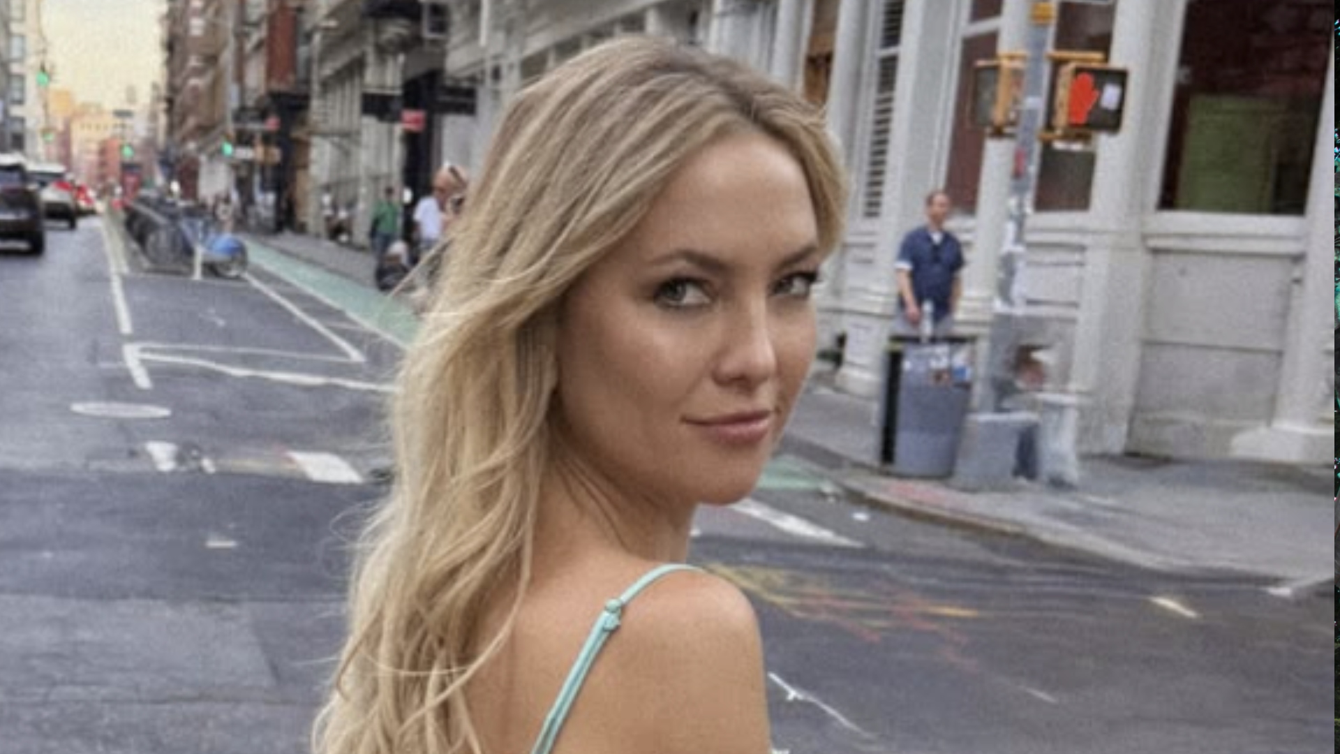 En robe satinée, Kate Hudson (46 ans) réinvente le glamour _à l’ancienne_