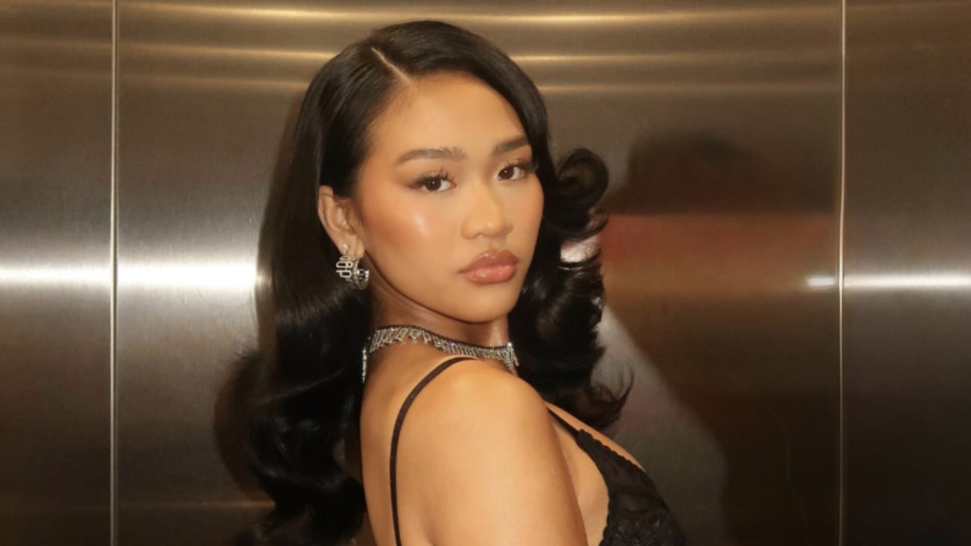 En robe sculptante, cette athlète affiche sa silhouette