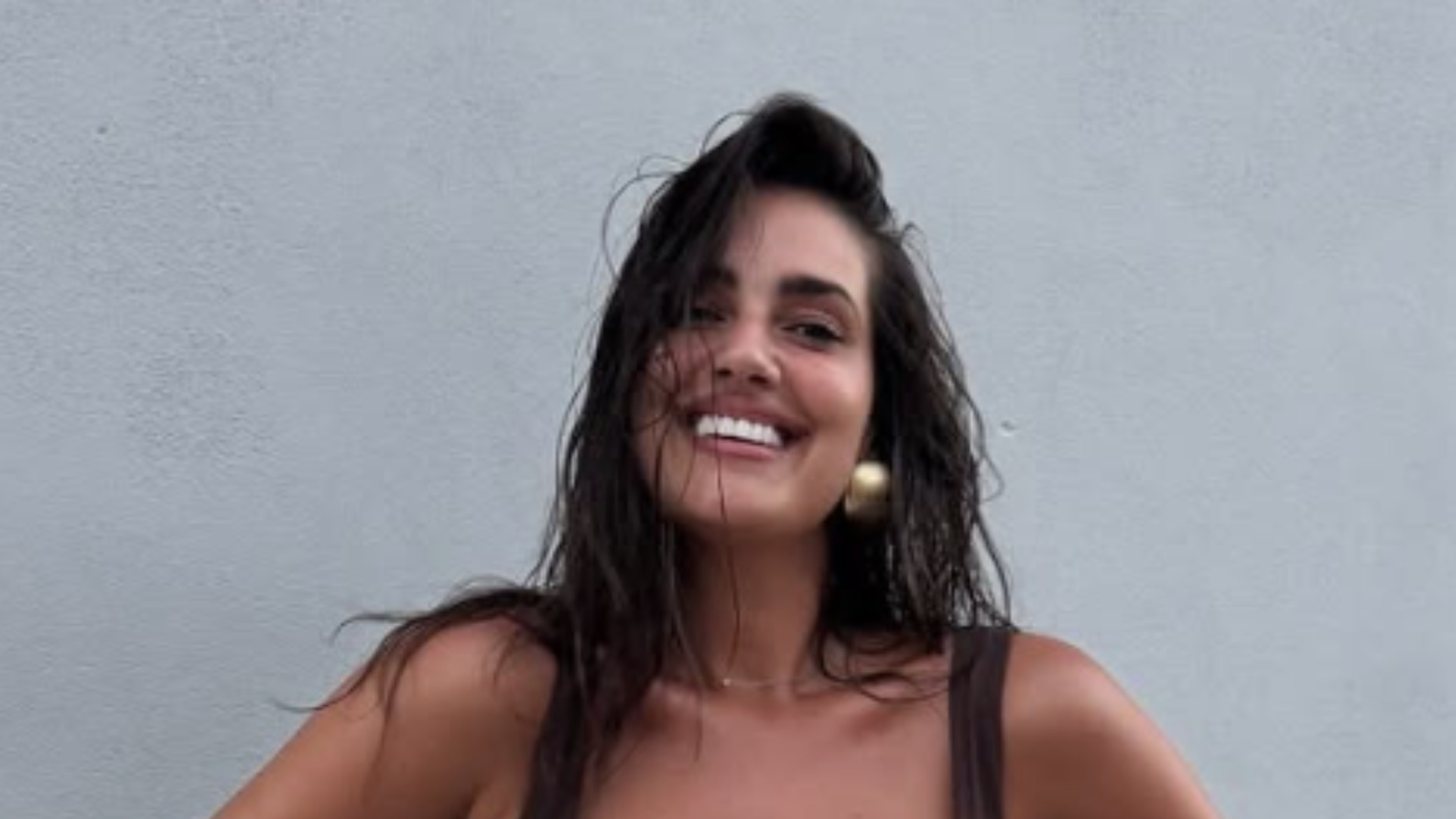 En tenue légère sur un toit, cette mannequin montre ses formes généreuses
