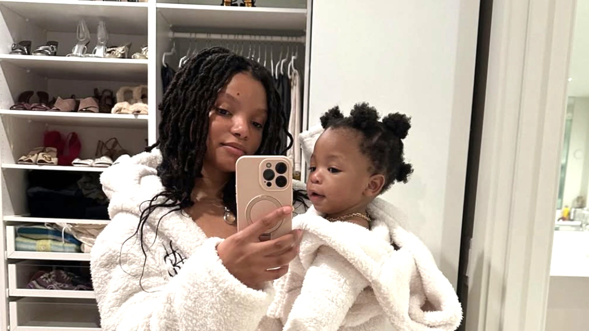 Maman à 25 ans, cette actrice raconte son vécu post-partum et brise les tabous