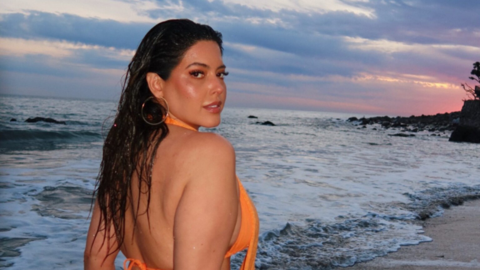 Cette Mannequin curvy Casse Les Codes Avec Une Tenue De Plage Dans cette-mannequin-curvy-casse-les-codes-avec-une-tenue-de-plage-dans