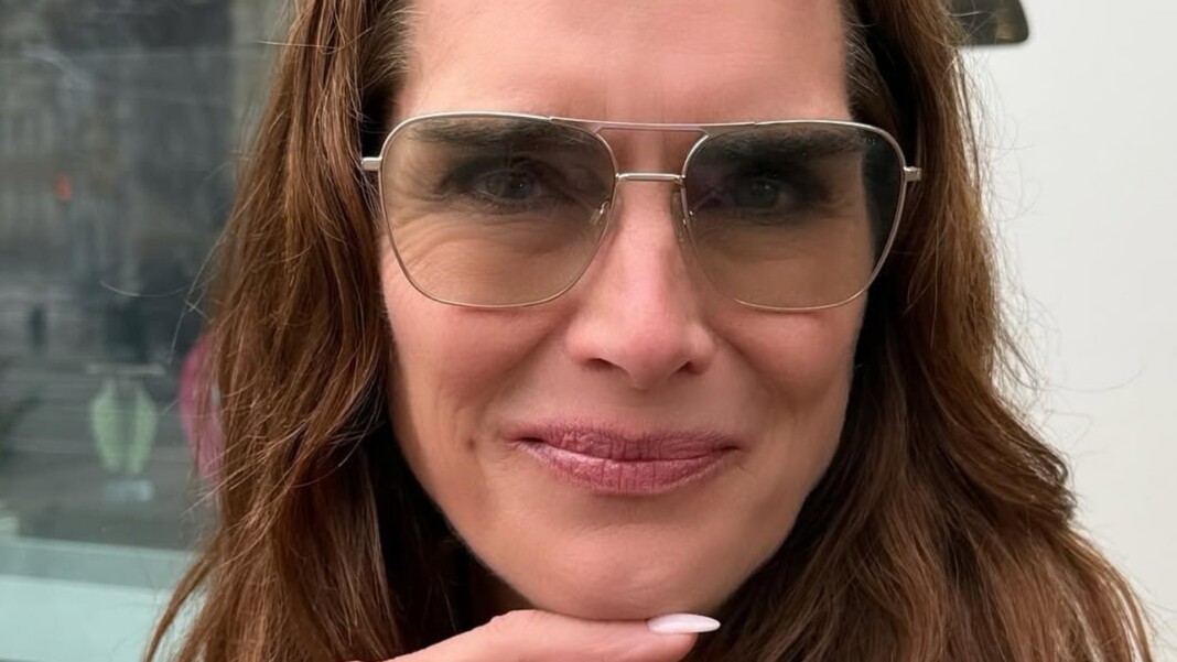 À 60 ans, Brooke Shields surprend avec un look bohème
