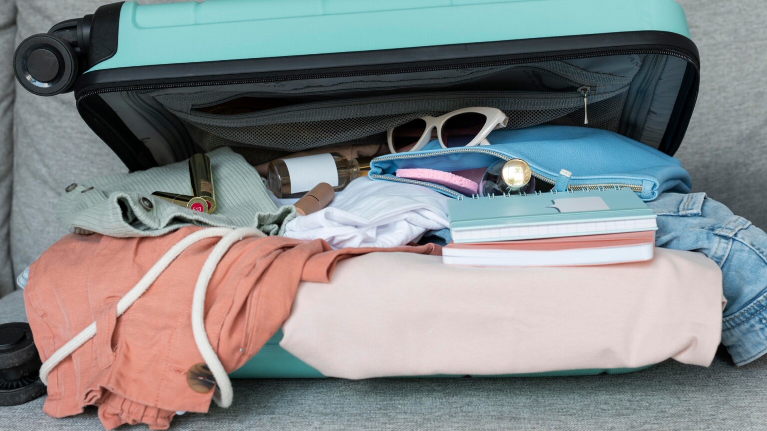 Une-internaute-partage-sa-technique-de-pliage-de-vetements-pour-optimiser-lespace-de-sa-valise-1536x864.jpg