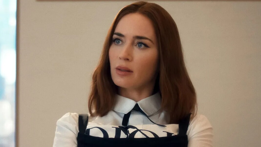 Em um vestido de alças finas, a atriz Emily Blunt exibe um visual minimalista.