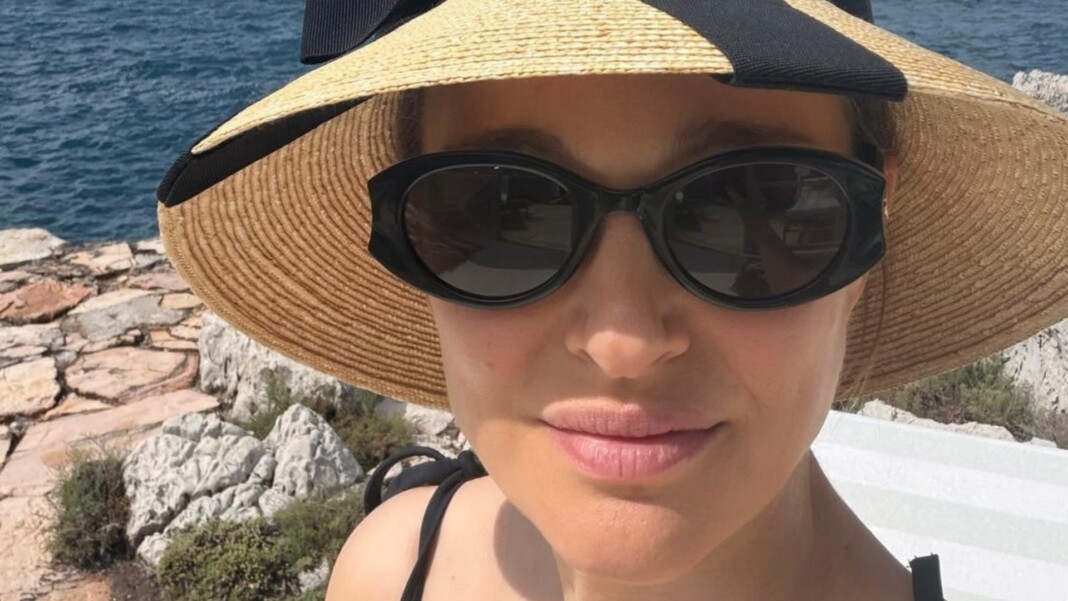 "You are radiant": Natalie Portman shares a glimpse of her vacation by the sea.