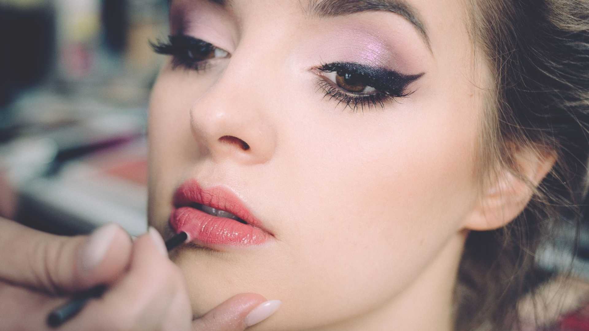 Des lèvres pulpeuses avec du gloss