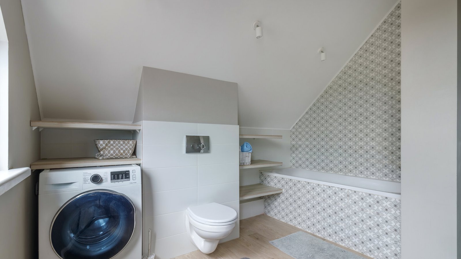 Un lave-linge installé dans une salle de bains