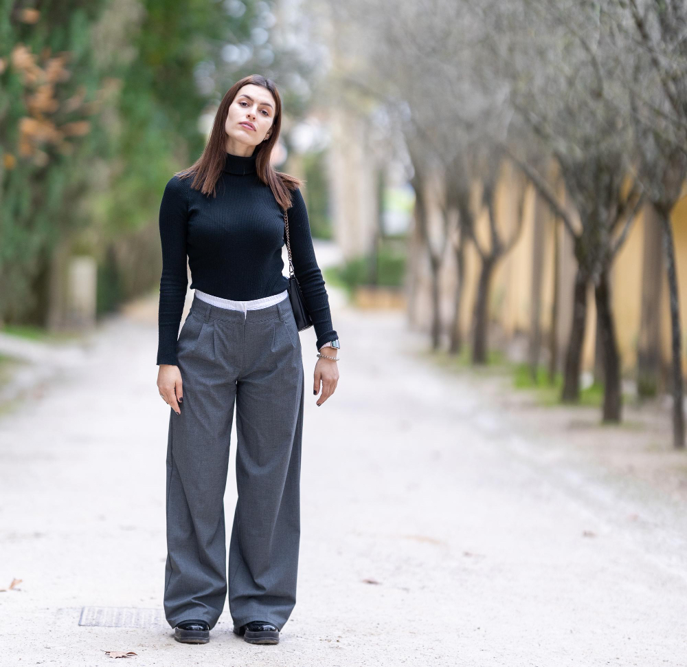 Ce pantalon large tombe droit sans demander d'ajustement à la taille